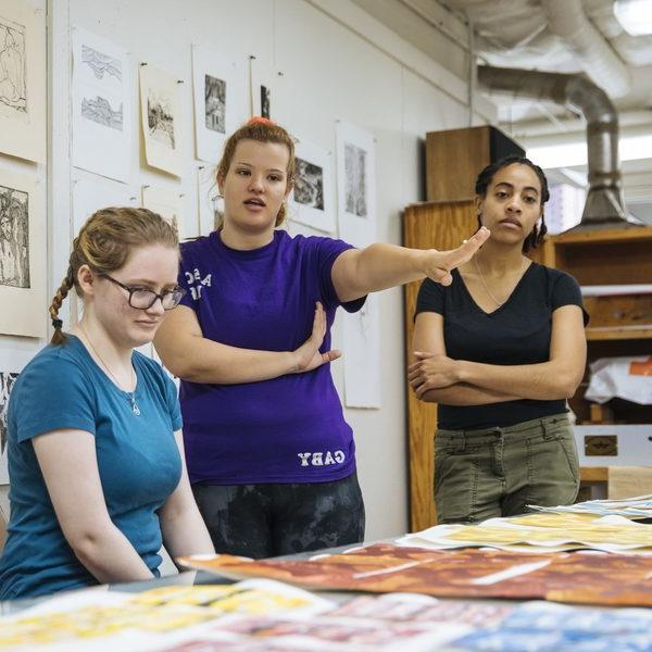 三位Agnes Scott工作室艺术专业的学生在课堂上观察艺术作品.