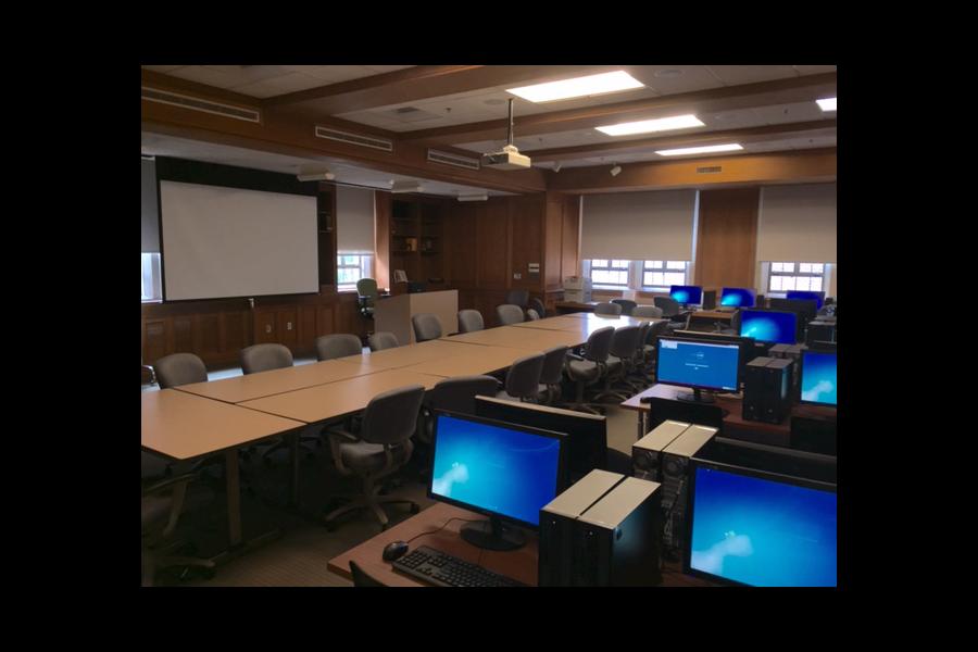 麦凯恩211的视图与电脑，桌子，和项目屏幕